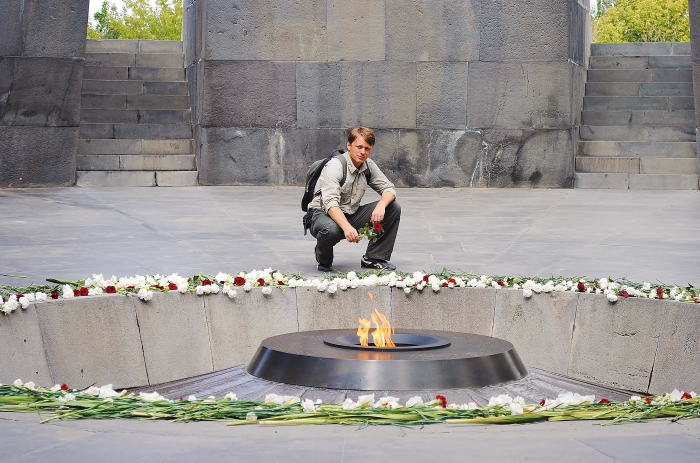Armenia - składam kwiaty na pomniku wzniesionym ku pamięci ofiar ludobójstwa Ormian przez osmańskich Turków. Radzę się dogłębniej zainteresować tym tematem aby lepiej zrozumieć tragedię i bestialstwo w jaki muzułmanie zabijali Chrześcijan. Zbrodnie przeciwko chrześcijanom są niewybaczalne!