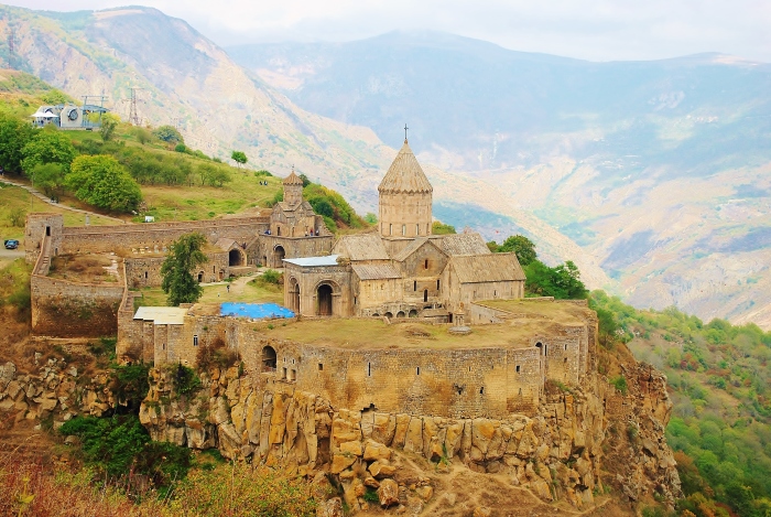 Armenia - warowny kościół Tatev.
