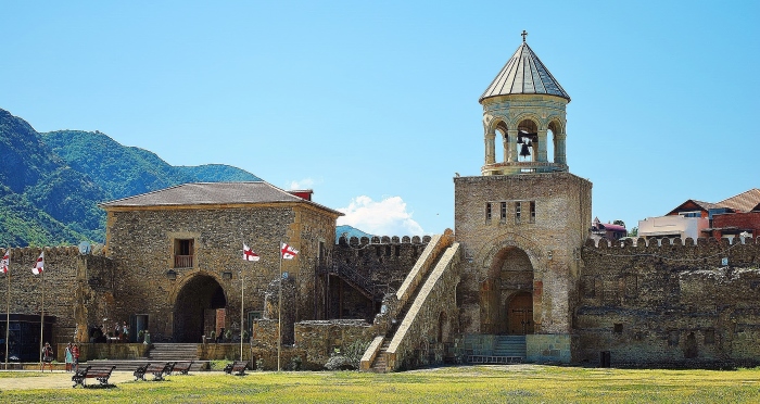Mtskheta - była stolica Gruzji a dziś miasto zabytkowych kościołów i ładnej natury.