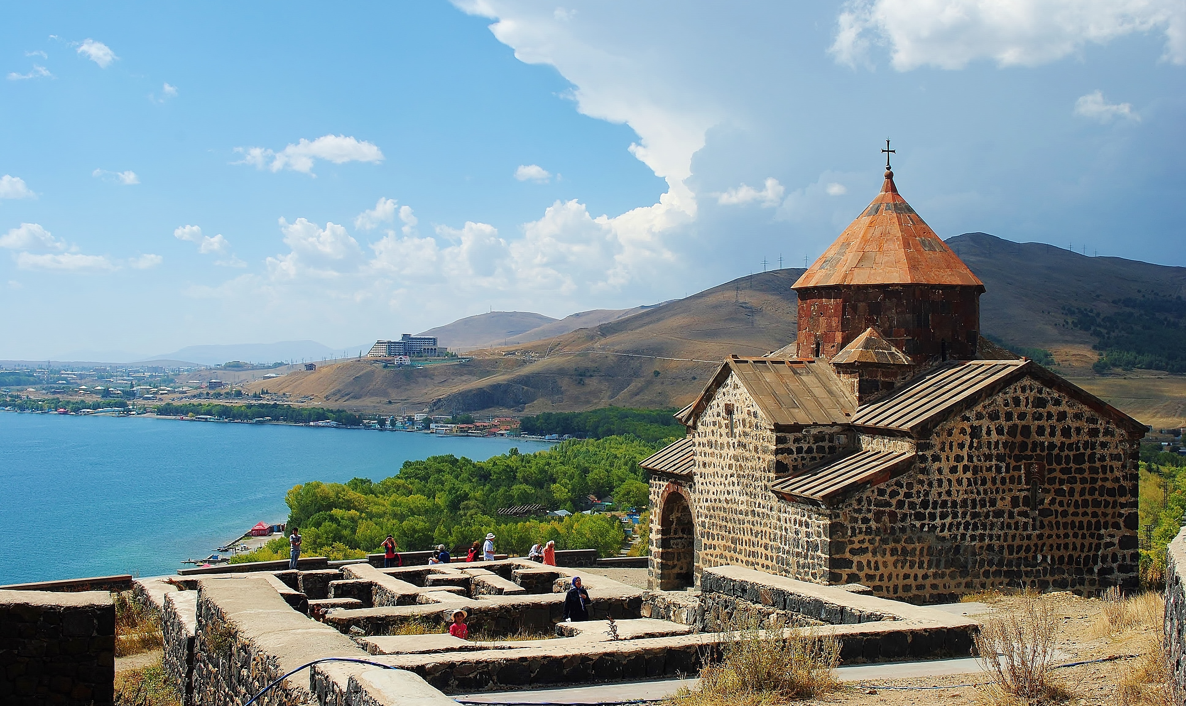 Armenia - monastera Sevanavank na tle jeziora Sevan.