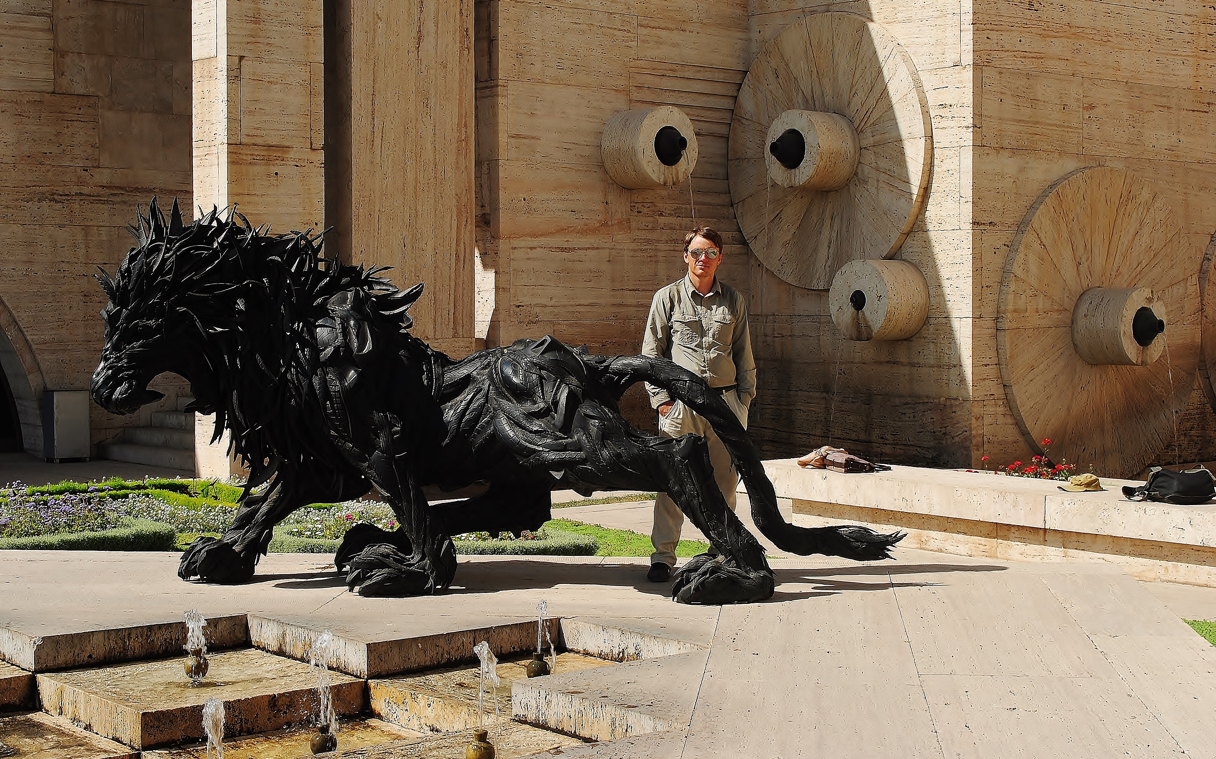 Armenia; Erywań - na Kaskadzie przy figurze lwa wykonanej z opon.