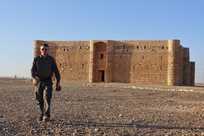 Jordania - moja wyprawa po pustynnych zamkach, około 65km na wschód od Ammanu. Tutaj jestem przed zamkiem Qasr Al - Kharana zbudowanym na początku VIII wieku.