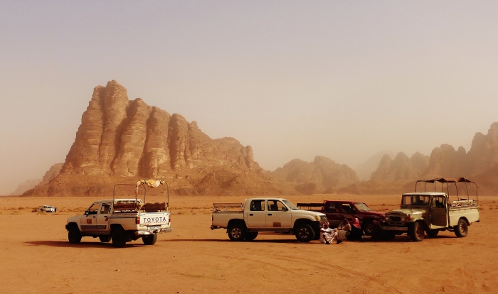 Jordania - pustynia Wadi Rum oraz skała zwana 7 Filarów Mądrości.