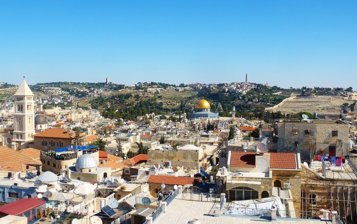 Jerozolima - widok na Stare Miasto. Po środku meczet Ala-Aqsa ze swoją złotą kopułą natomiast wieża po lewej to kościół luterański. Zdjęcie to zostało zrobione z Wieży Davida, które jest dobrym miejscem widokowym.