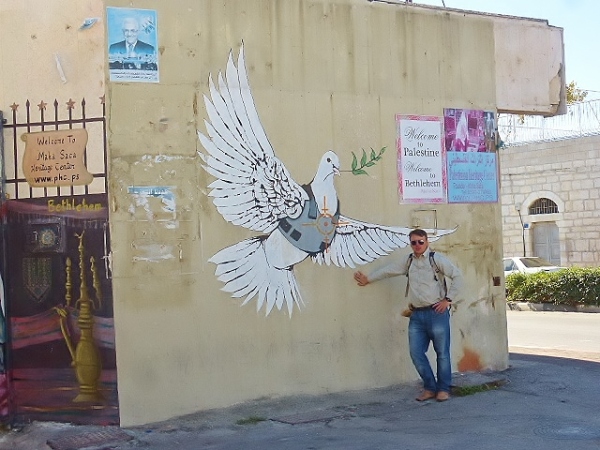 Betlejem - jeden z wielu palestyńskich rysunków na ścianach zwanych "banksy". Na tym zdjęciu widzimy białego gołębia symbolizującego Palestynę, który ma na sobie kamizelkę kuloodporną, gałązkę oliwną w dziobie oraz celownik wycelowany w serce przez izraelskiego snajpera. Obraz ten symbolizuje Palestyńczyków jako ludzi pokoju będących pod żydowskim zaborem. Żydzi kwestionują wiarygodność tego obrazu mówiąc, że Palestyńczycy nie chcą pokoju lecz lubią udawać pokojowych. Ocenę zostawiam moim czytelnikom.