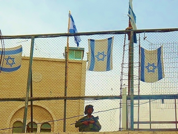 Żołnierz izraelski w Hebron.